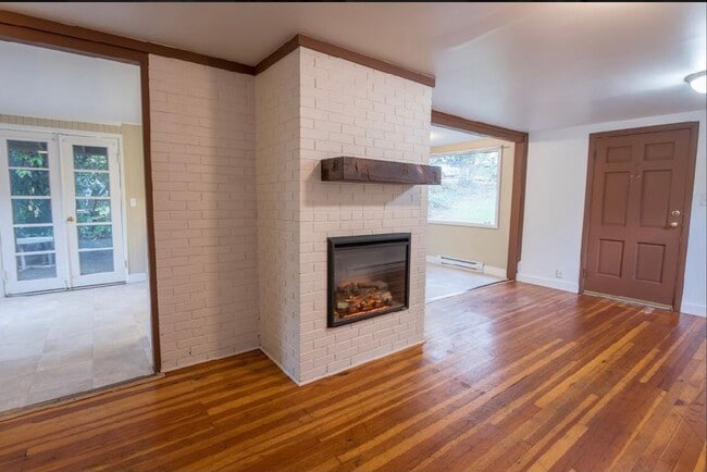 Building Photo - 3 bedroom 1 bathroom house close to Hendricks Park!