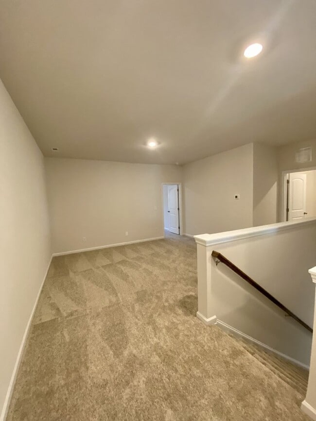 Building Photo - Beautiful 3BR/2.5BA Townhouse; Easy Access to I485 and Uptown