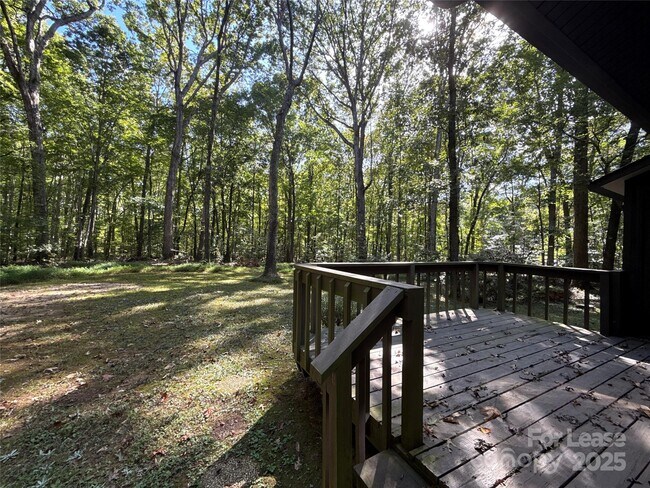 Building Photo - 217 Raintree Dr