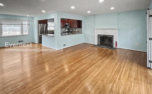 Building Photo - 3 Bed/3 Bath Home with Fenced Yard and Garage / Available Now!