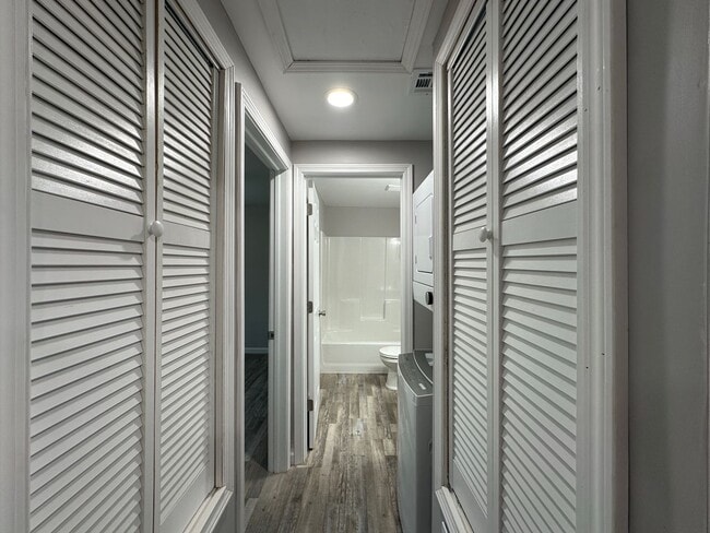 Building Photo - * Move-In Special * Cozy 2 Bedroom 1 Bathr...