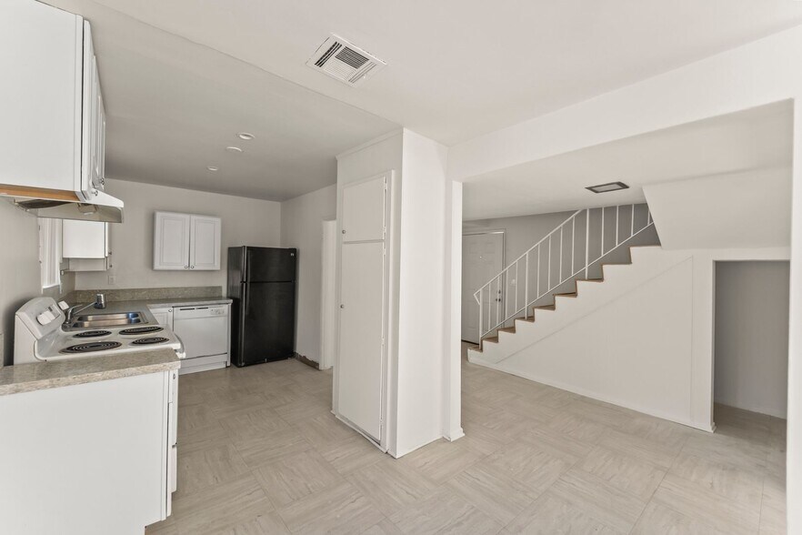 Building Photo - 5738 Woodman Ave