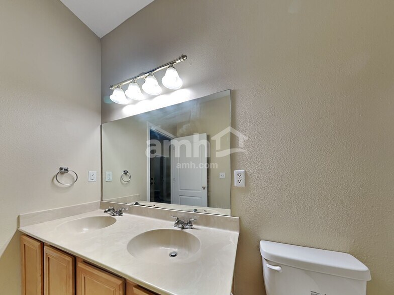 Building Photo - 6864 Lake Eaglebrooke Dr