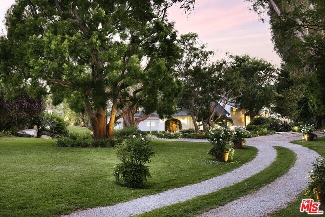 Building Photo - 6825 Zumirez Dr