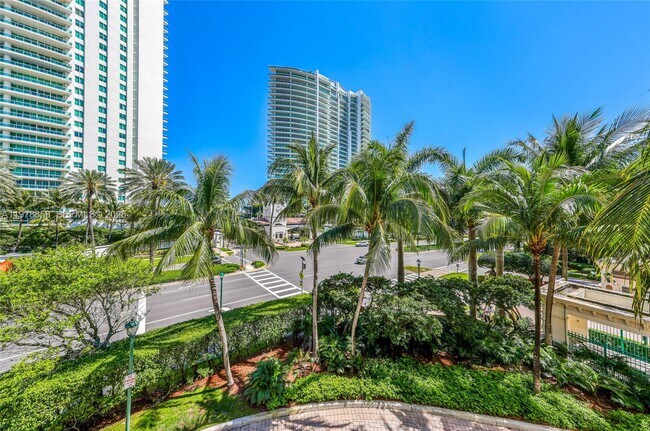 Building Photo - 20000 E Country Club Dr