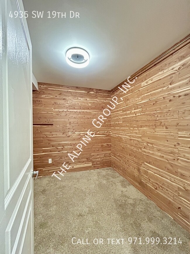 Building Photo - 4935 SW 19th Dr