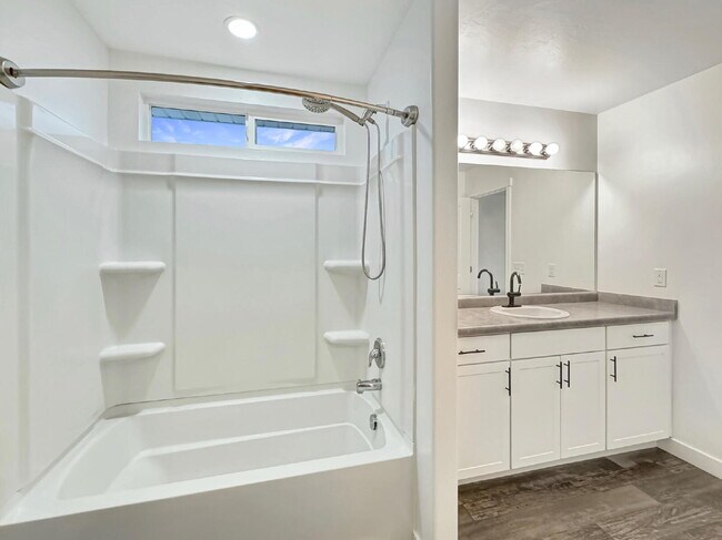 Building Photo - Beautiful Townhouse in Draper - 3 BD 2.5 BA 2 GA - 2250 Square Feet