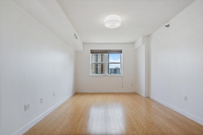 Building Photo - 5 E 14th Pl