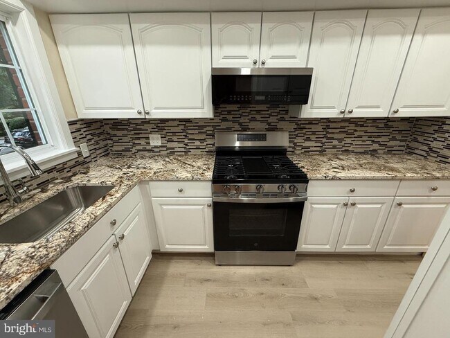 Building Photo - 3539 Martha Custis Dr