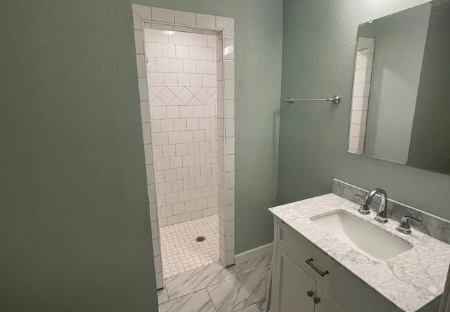 Building Photo - 4 bed close to TTU!!