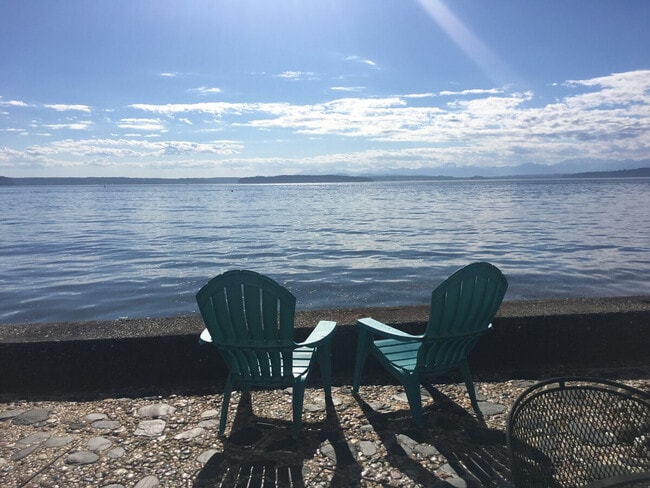 Building Photo - 4136 Beach Dr SW