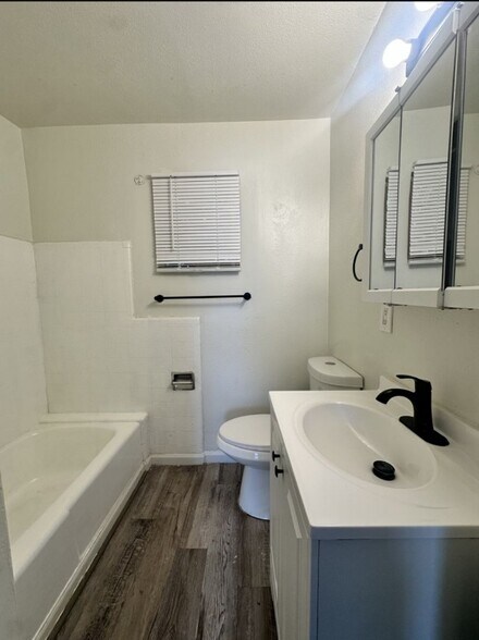 Building Photo - 150 S Main St