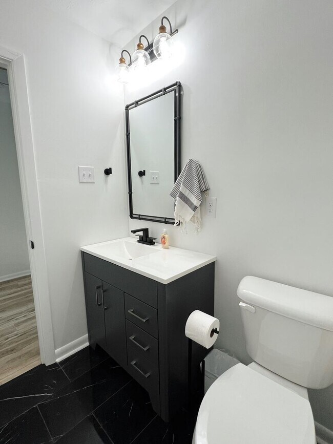 Building Photo - Fully Furnished Mid Term Near Shelbyville Country Club!