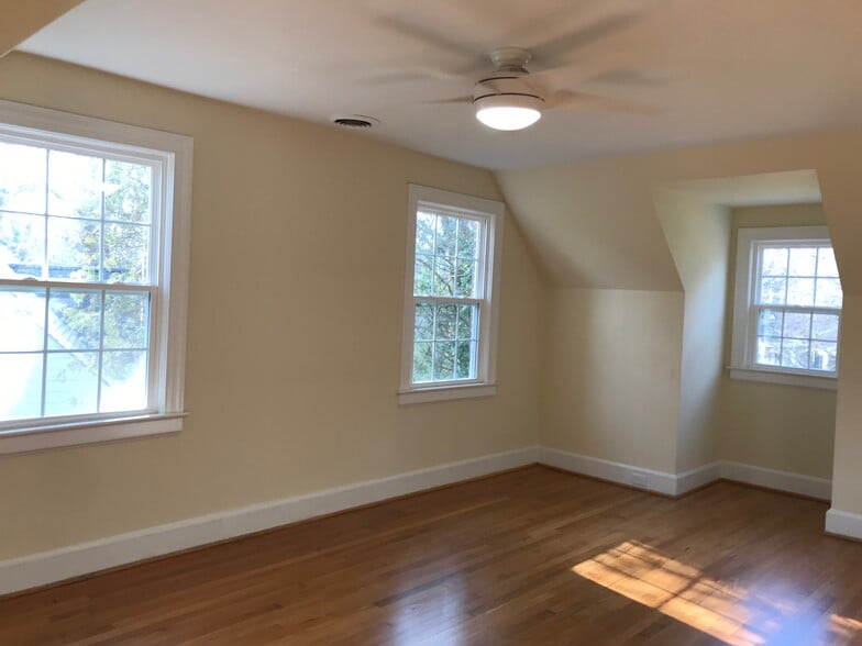 Southern bedroom - 131 Rosedale Cir
