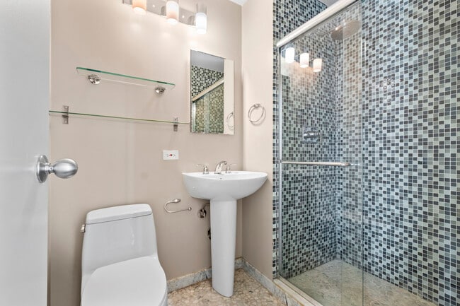 Building Photo - 4343 N Clarendon Ave