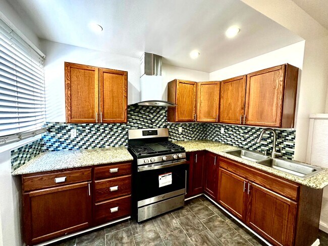 Building Photo - 607 N El Molino Ave
