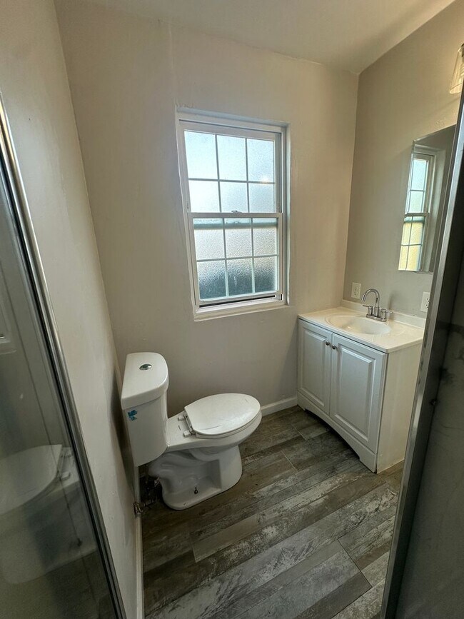 Building Photo - Newly Remodeled 3BR Home with Fireplace Ch...