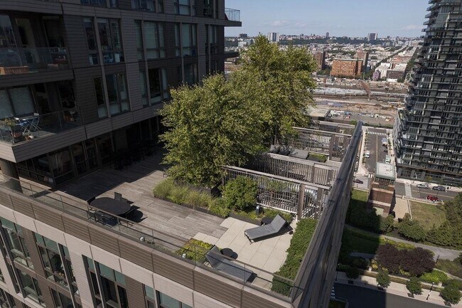 Building Photo - 75 Park Ln S