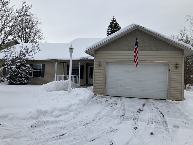 Building Photo - 2 Bedroom, Office and 1.5 bath in the Village of Fairport - Available May 2026! $2,650/month