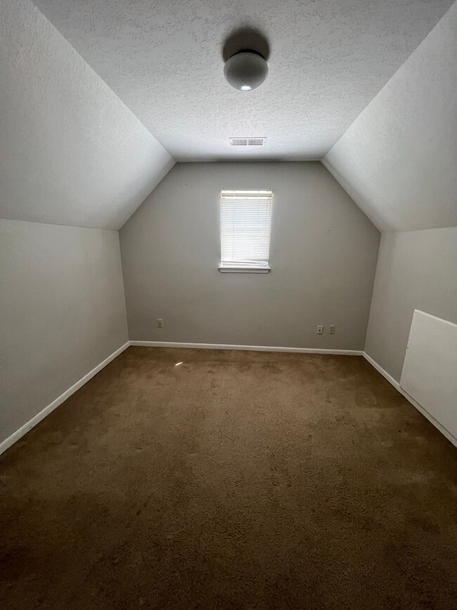 Building Photo - Great Duplex Unit
