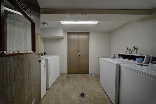 Building Photo - 2899 Collins Ave