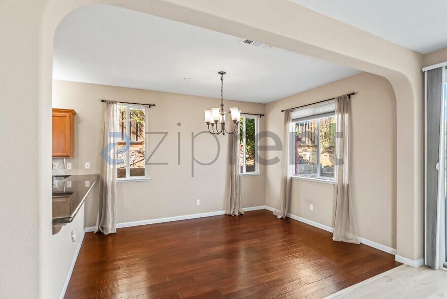 Building Photo - 205 Blum View Dr