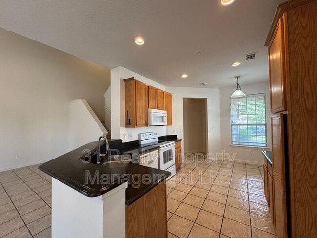 Building Photo - 900 Englewood Ln