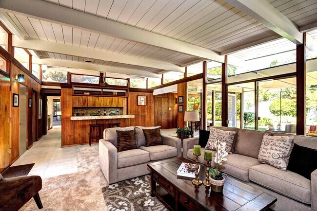 Building Photo - 727 De Soto Dr