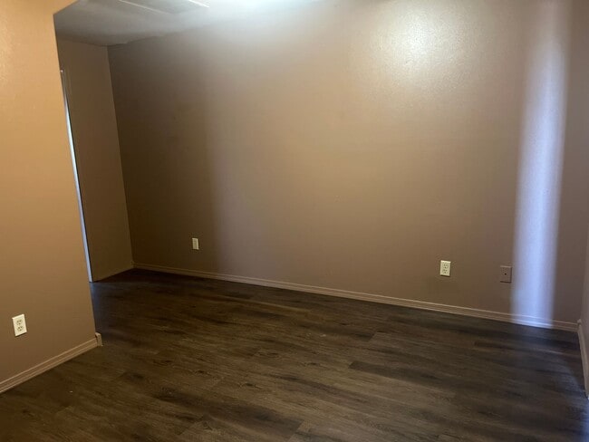 Building Photo - 317 W 16th Ct