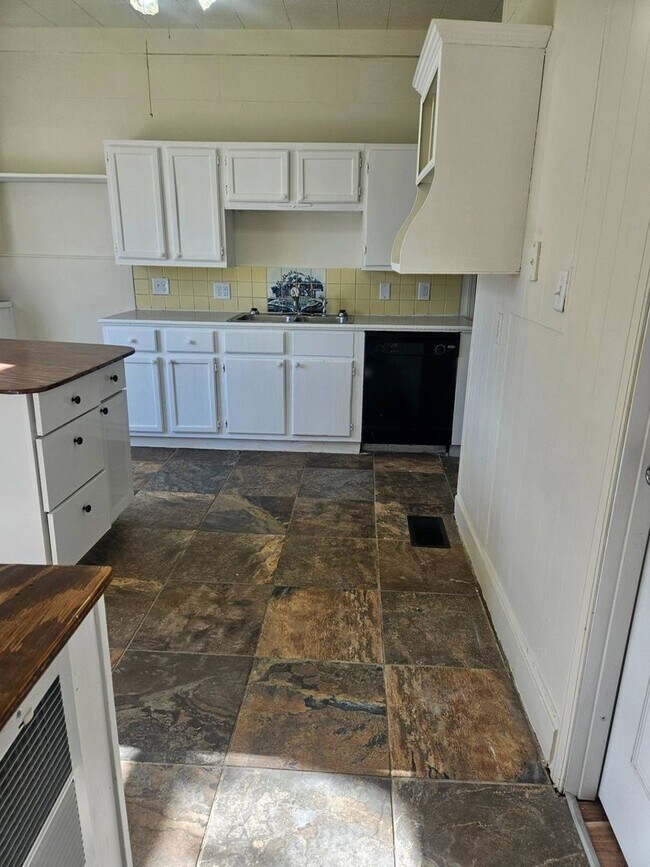 Building Photo - WOW! Look at this property ! You cant beat this price!