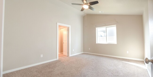 Building Photo - 3 Bedroom, 2 bathroom home on Sunnyside Hill!