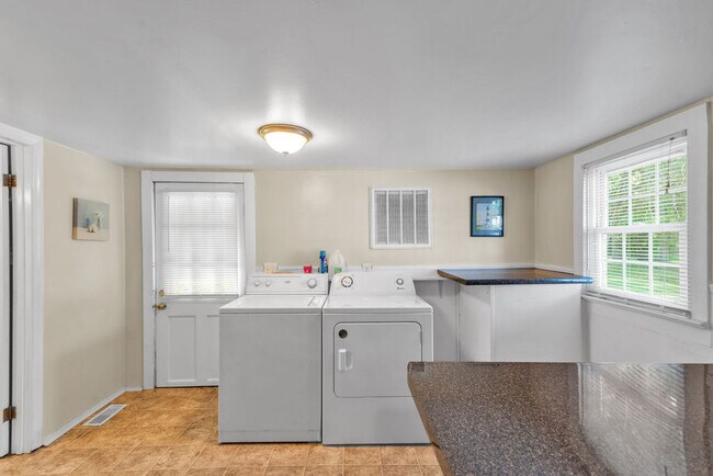 Building Photo - 509 S Shore Dr