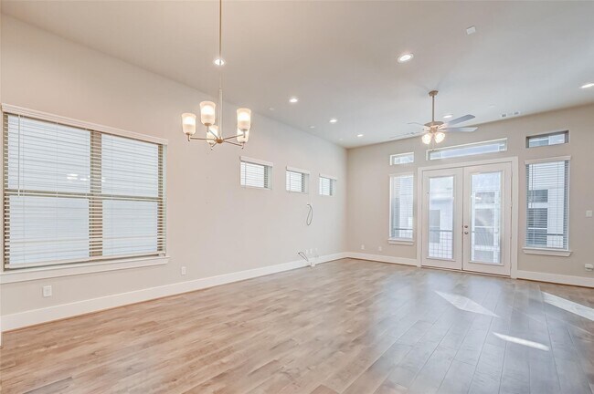 Building Photo - 5838 E Post Oak Ln