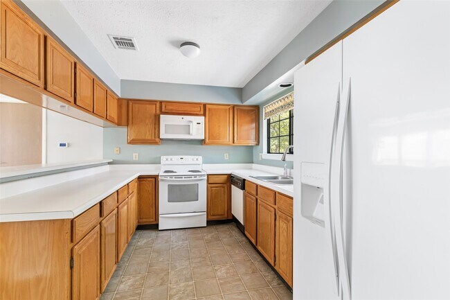 Building Photo - 3122 Lake Stream Dr