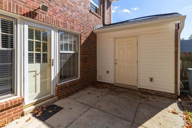 Building Photo - Stunning 3 bedroom, 2 1/2 bathroom End Tow...