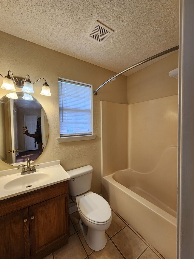 Building Photo - 906 Rice Ct
