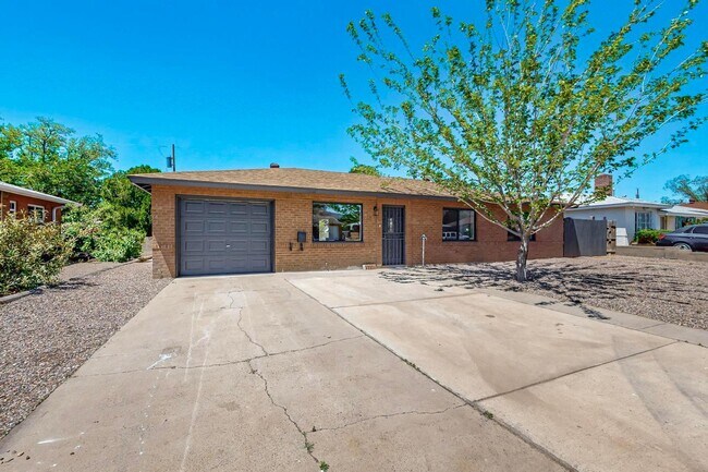 Building Photo - 2227 Inez Dr NE