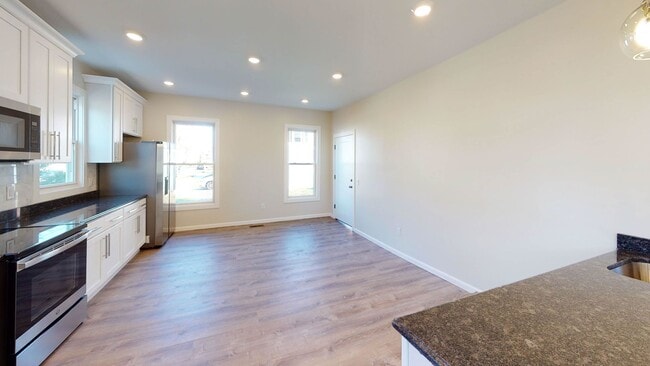 Building Photo - Beautiful and Spacious 3 Bedroom Apartment