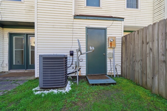 Building Photo - 3914 Wyckoff Dr