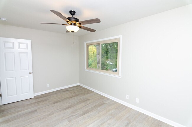 Building Photo - Newly remodeled condo