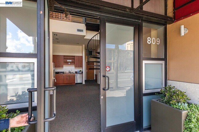 Building Photo - 809 Clay St