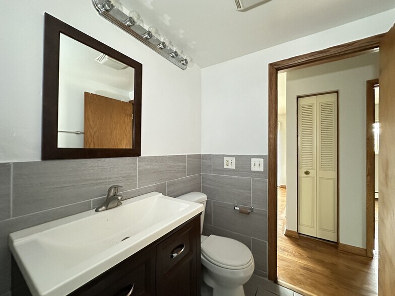 Building Photo - 1639 Oakwood Ave