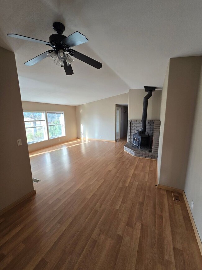 Building Photo - Beautiful Country Home, Powell Butte