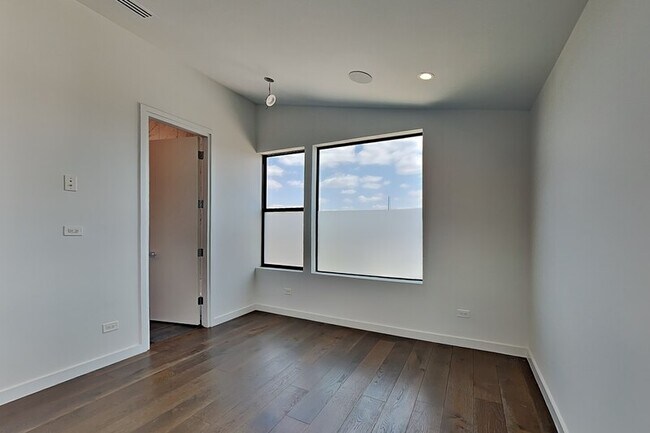 Building Photo - 103 Forest Star Dr