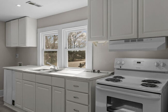Building Photo - 610 Wondertown Dr