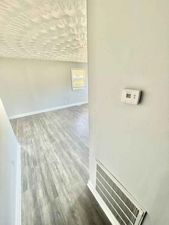 Building Photo - ***3 Bed Ranch with off-street parking and...