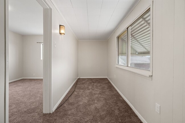 Building Photo - Stunning 3 bedroom home in McKees Rocks available now!