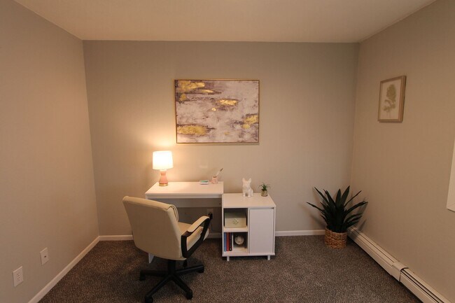 Building Photo - Spacious first floor one bedroom with mode...