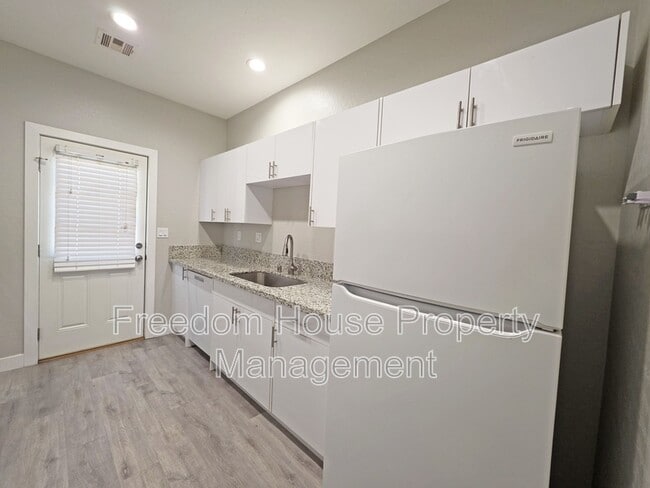 Building Photo - 1121 Sixshooter Ave
