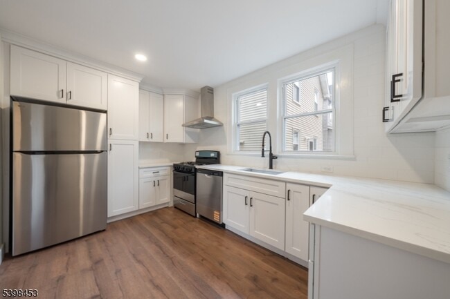 Building Photo - 160 Academy St